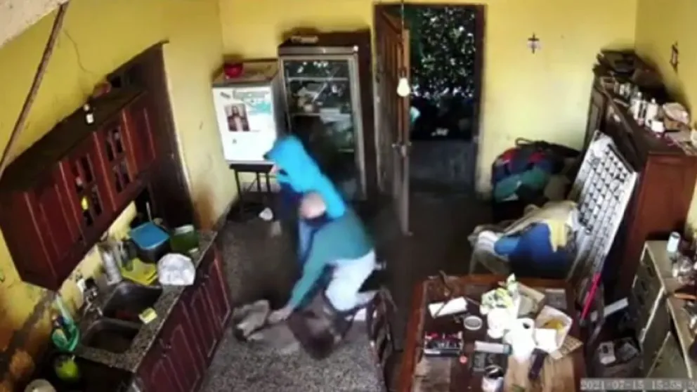 Video: Violento asalto a un jubilado de 86 años causó indignación en las redes