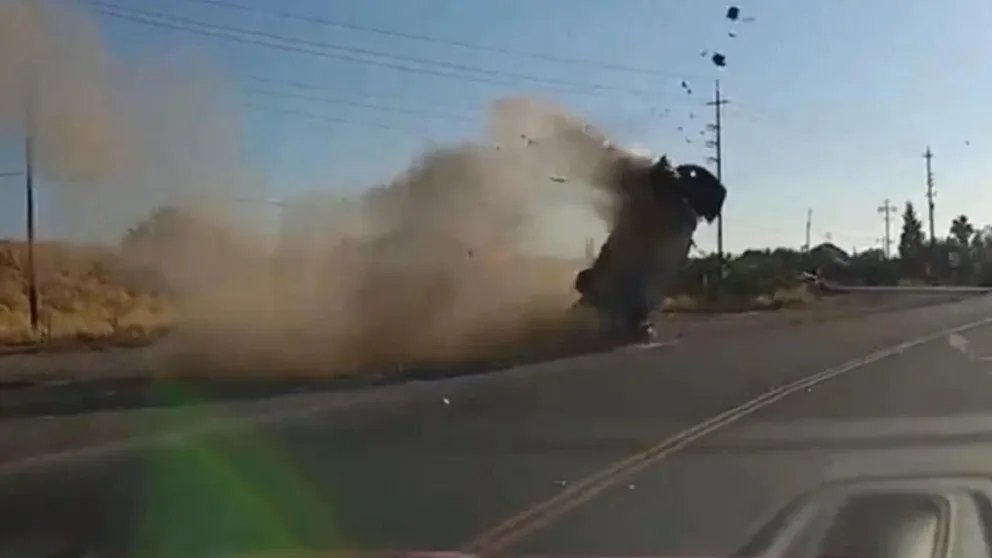 Una de Rápidos y Furiosos: iba por la ruta y filmó cuando cayó un auto "volador"