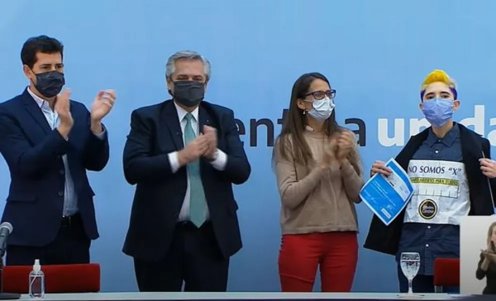 "No somos una X": la protesta de un joven en la entrega de los DNI no binarios