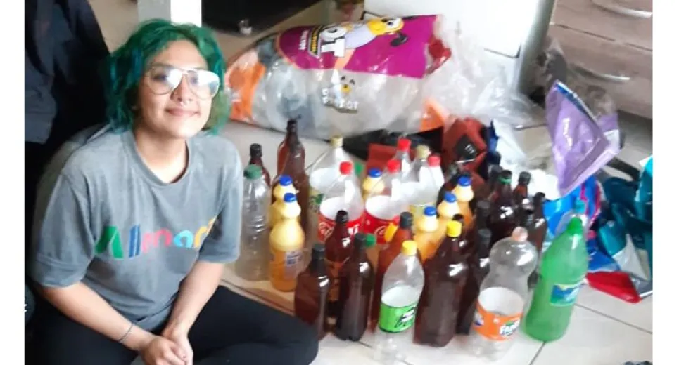 Una joven pide el aporte de materiales reciclables para construir cuchas a perros abandonados