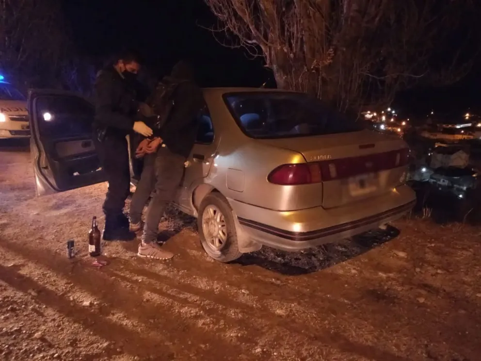 ¿Aprendiz o un inepto nomás? Quedó encerrado en el auto al que ingresó para robar 